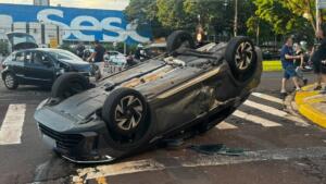 Carro com 3 crianças capota na Afonso Pena após acidente e deixa trânsito lento