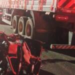 Motociclista fica gravemente ferido ao colidir contra carreta estacionada