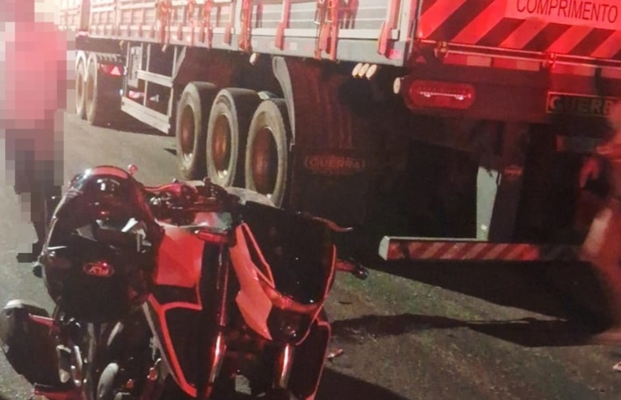 Motociclista fica gravemente ferido ao colidir contra carreta estacionada