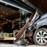 Mulher desmaia ao volante, carro invade loja nas Moreninhas e duas pessoas ficam feridas