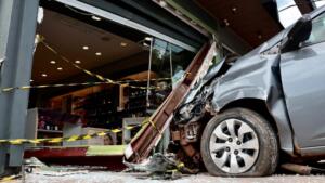 Mulher desmaia ao volante, carro invade loja nas Moreninhas e duas pessoas ficam feridas