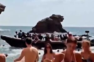 Barco com dezenas de imigrantes aparece em praia da Espanha e surpreende banhistas