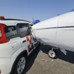 Carro bate em jato particular e interrompe voos no aeroporto de Milão