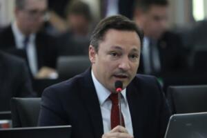 Conselheiro do CNJ entrega passaporte à PF em meio a investigação sobre desvio de R$ 308 milhões