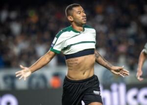 Em jogo de duas viradas, Coritiba bate o Remo e se aproxima do G-5 do Brasileirão