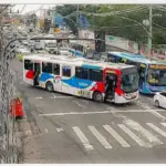 Criminosos usam ônibus em barricadas contra operação policial no Rio
