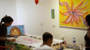 Artistas de Campo Grande enaltecem flores e cores na exposição ‘Florarium’