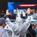 Chuva não desanima e fiéis apostam em capas durante a Marcha para Jesus em Campo Grande