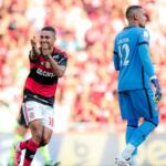 Samuel Lino faz dois, Flamengo atropela Botafogo e joga pressão no Palmeiras