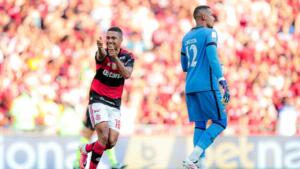Samuel Lino faz dois, Flamengo atropela Botafogo e joga pressão no Palmeiras