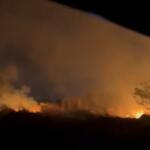 VÍDEO: fogo toma conta em grande área de vegetação na Lúdio Martins Coelho