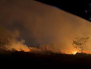VÍDEO: fogo toma conta em grande área de vegetação na Lúdio Martins Coelho