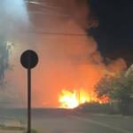 VÍDEO: fogo em terreno chega próximo de casas no Nova Lima
