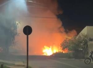 VÍDEO: fogo em terreno chega próximo de casas no Nova Lima