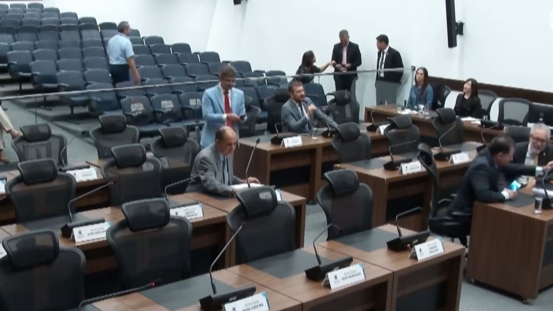 Sessão na Alems dura 20 minutos e votação é adiada por ausência de deputados