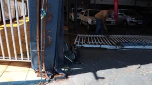 VÍDEO: Bandidos batem carro roubado em muro de garagem na Avenida Bandeirantes