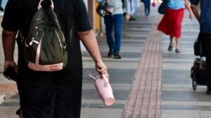 Trabalhadores expostos ao sol reforçam cuidados em meio ao calor extremo