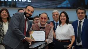 Fotógrafo que eterniza a história de MS, Higa recebe homenagem da Câmara Municipal