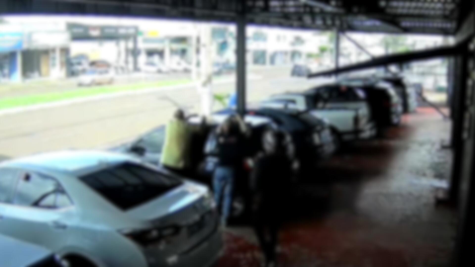 Jovem morre após ser baleado em garagem de Dourados