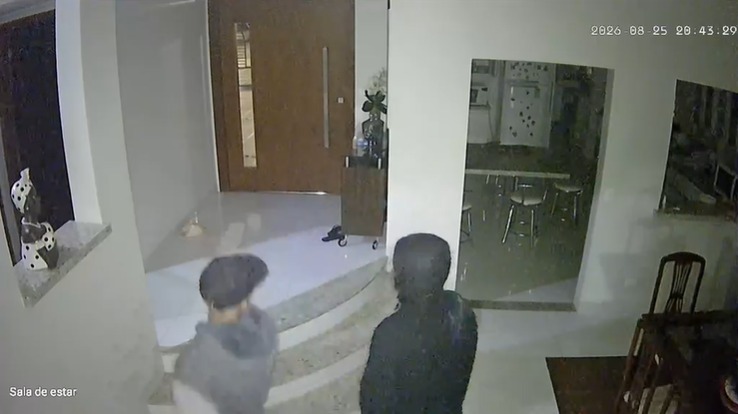 VÍDEO: Trio é flagrado invadindo e furtando sobrado no Santa Fé e um acaba preso