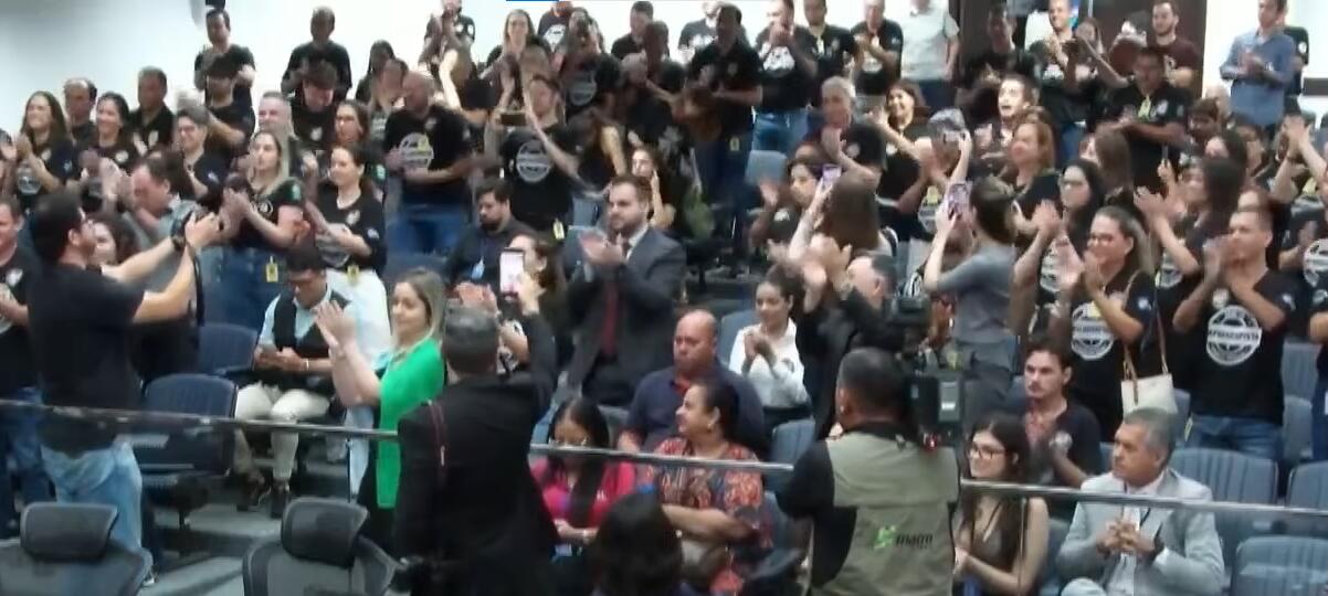 Com aplausos, papiloscopistas celebram aprovação de projeto que especifica atos da categoria