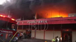 Incêndio atinge maior feira popular em Santa Cruz de la Sierra, na Bolívia