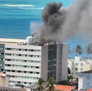 Incêndio atinge hotel à beira-mar em Maceió