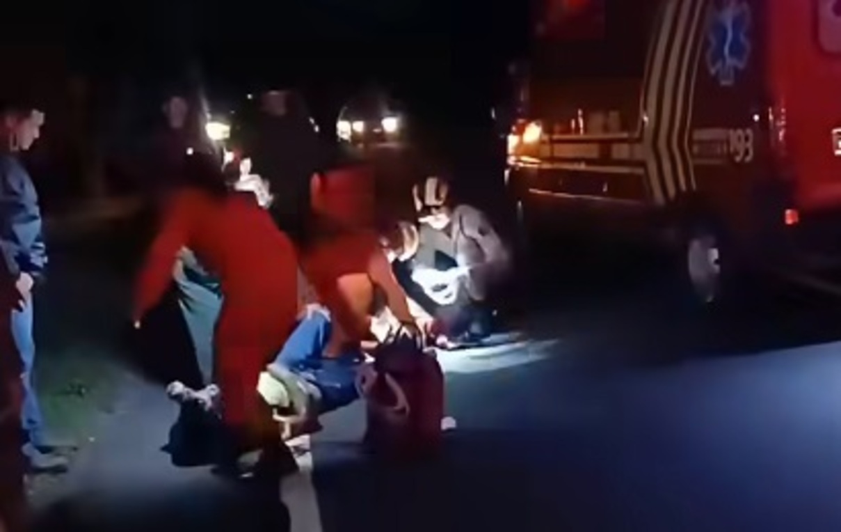 Casal é atropelado por carro na BR-060 e motorista foge sem prestar socorro
