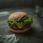 Grávida encontra barata em hambúrguer e rede de restaurantes é condenada a pagar indenização