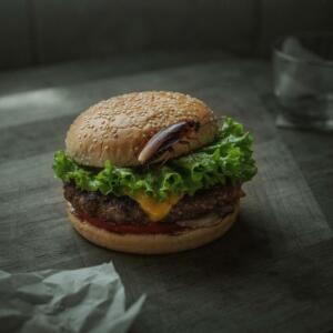 Grávida encontra barata em hambúrguer e rede de restaurantes é condenada a pagar indenização