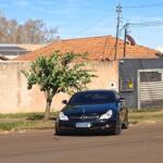 Bêbado abandona Mercedes-Benz no meio da rua na Vila Marcos Roberto
