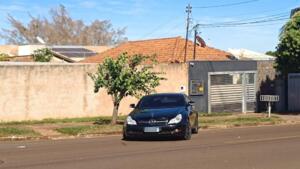 Bêbado abandona Mercedes-Benz no meio da rua na Vila Marcos Roberto