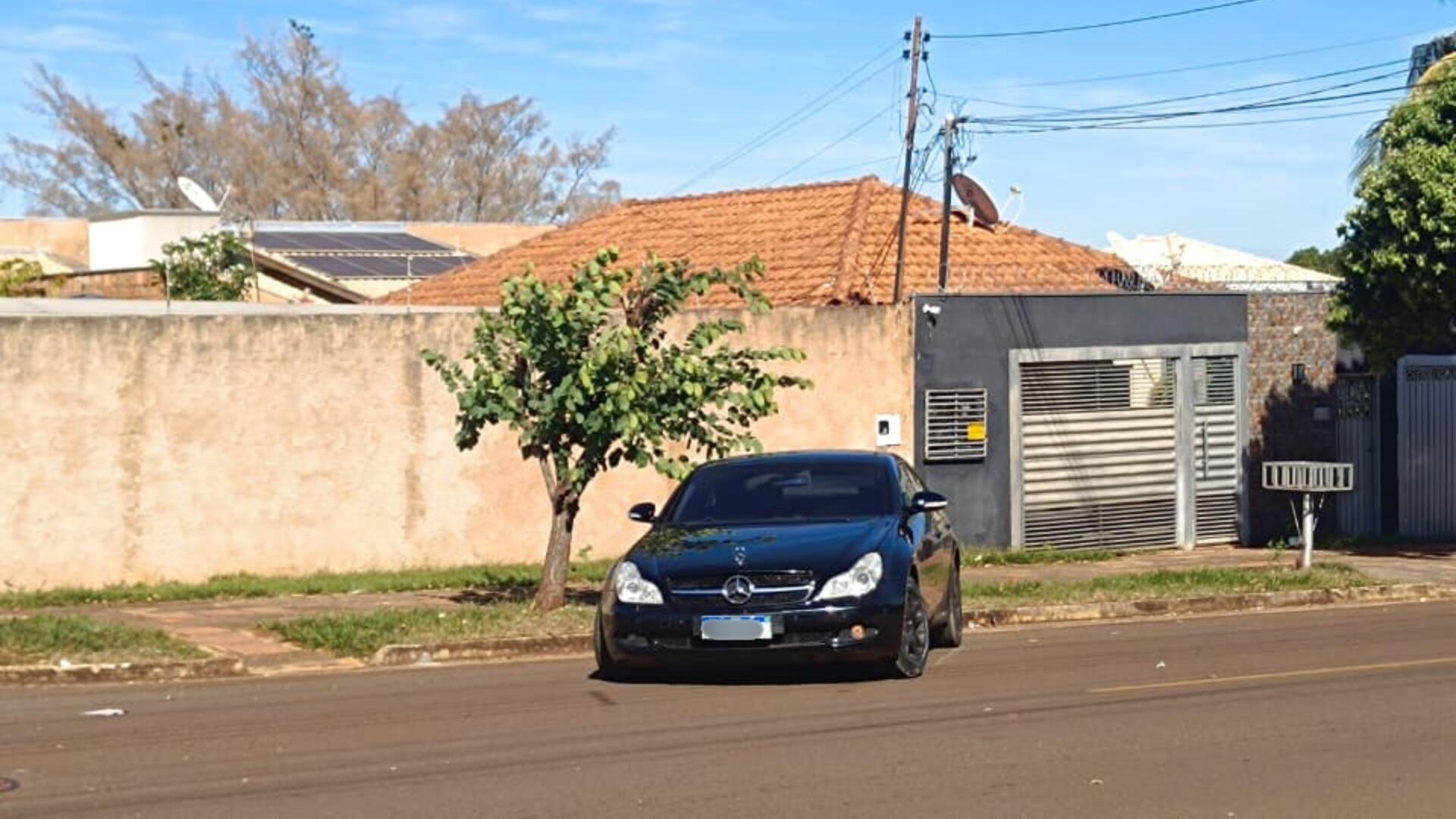 Bêbado abandona Mercedes-Benz no meio da rua na Vila Marcos Roberto