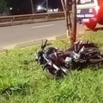 VÍDEO: Motociclista sofre graves ferimentos ao colidir contra árvore na Duque de Caxias