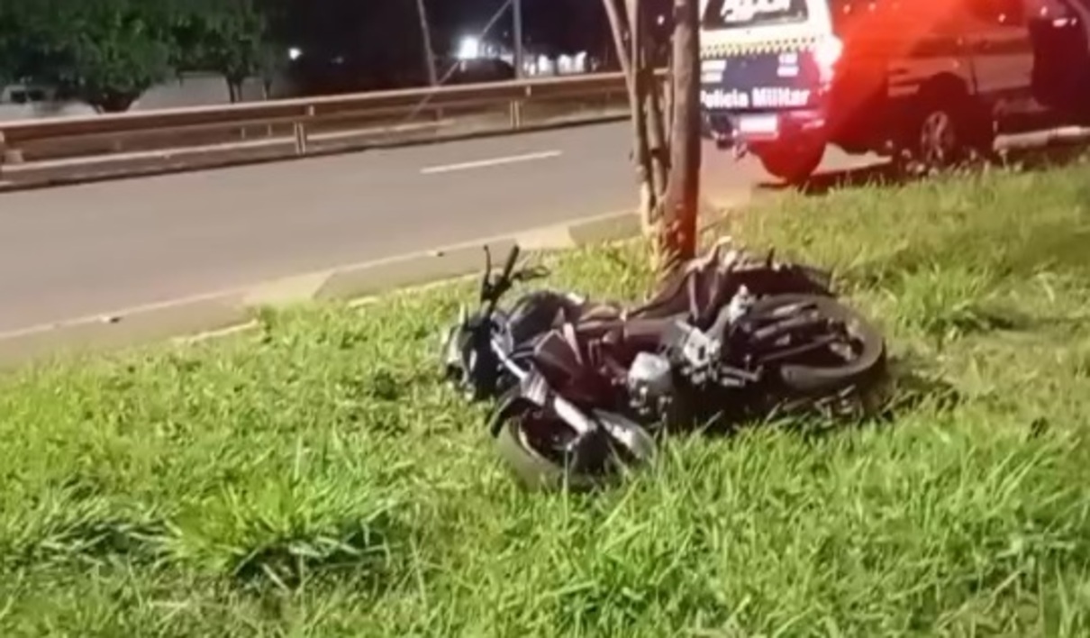 VÍDEO: Motociclista sofre graves ferimentos ao colidir contra árvore na Duque de Caxias