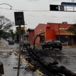 Galho cai na Avenida Mato Grosso e interdita parte da pista no sentido bairro