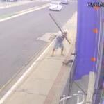 VÍDEO mostra homem sendo agredido a pauladas na Avenida Júlio de Castilho