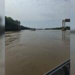VÍDEO: Moradores usam barco pra ajudar em resgate de motorista de carreta que desabou