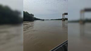 VÍDEO: Moradores usam barco pra ajudar em resgate de motorista de carreta que desabou