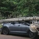 Motorista perde controle de carro e derruba poste em avenida do bairro Pioneiros