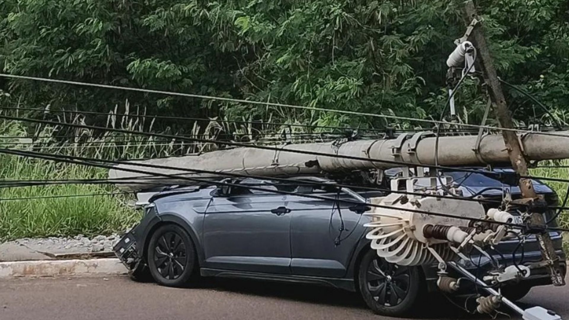 Motorista perde controle de carro e derruba poste em avenida do bairro Pioneiros