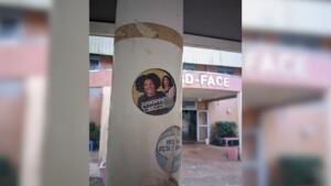 Sistema Pardal notifica Unidade Popular sobre adesivos de candidata colados na UFGD