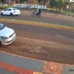 VÍDEO: motoentregador fica ferido em acidente durante conversão de carro
