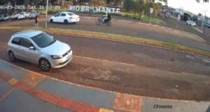 VÍDEO: motoentregador fica ferido em acidente durante conversão de carro