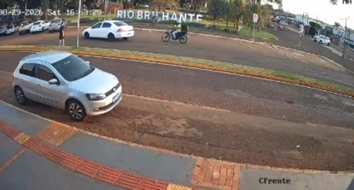 VÍDEO: motoentregador fica ferido em acidente durante conversão de carro