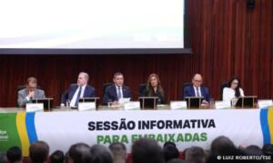 Presidente do TSE defende urna eletrônica em reunião com embaixadores