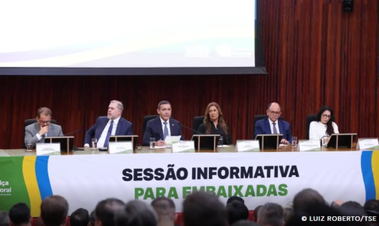 Presidente do TSE defende urna eletrônica em reunião com embaixadores