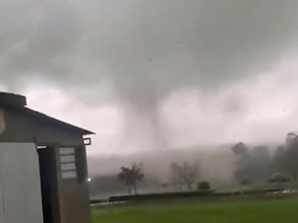 VÍDEO: tornado atinge cidade do Rio Grande do Sul
