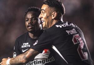Com um a menos, Vasco bate o Vitória e larga em vantagem na Copa do Brasil