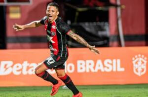Vitória goleia Athletico-PR e garante vaga nas quartas de final da Copa do Brasil